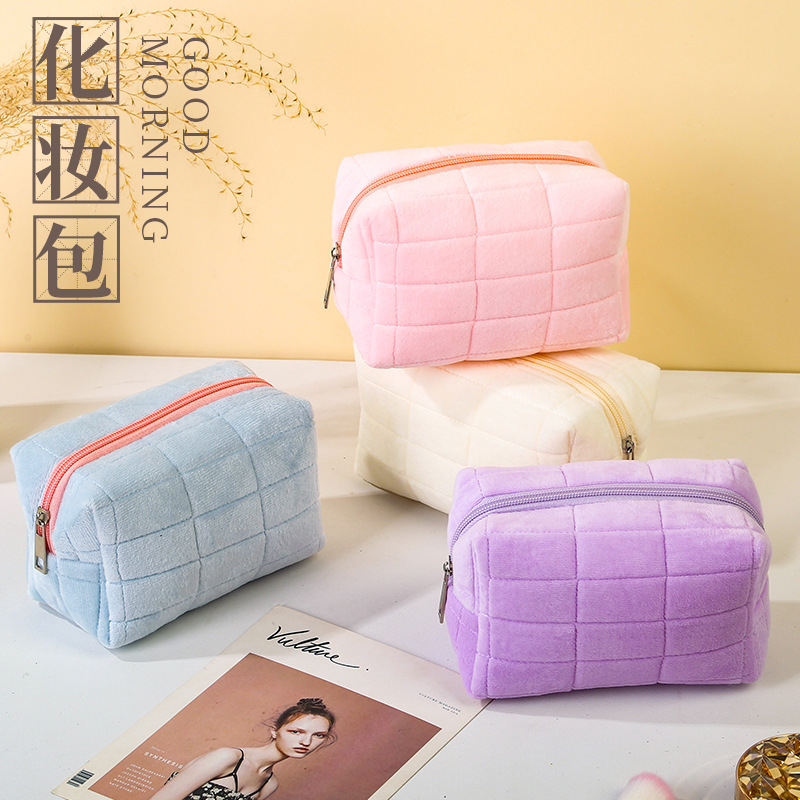 Furry Surface Cosmetic Bag Lux - Luxury High End Skincare recensione e prezzo