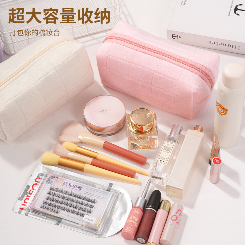 Furry Surface Cosmetic Bag Lux - Luxury High End Skincare recensione e prezzo